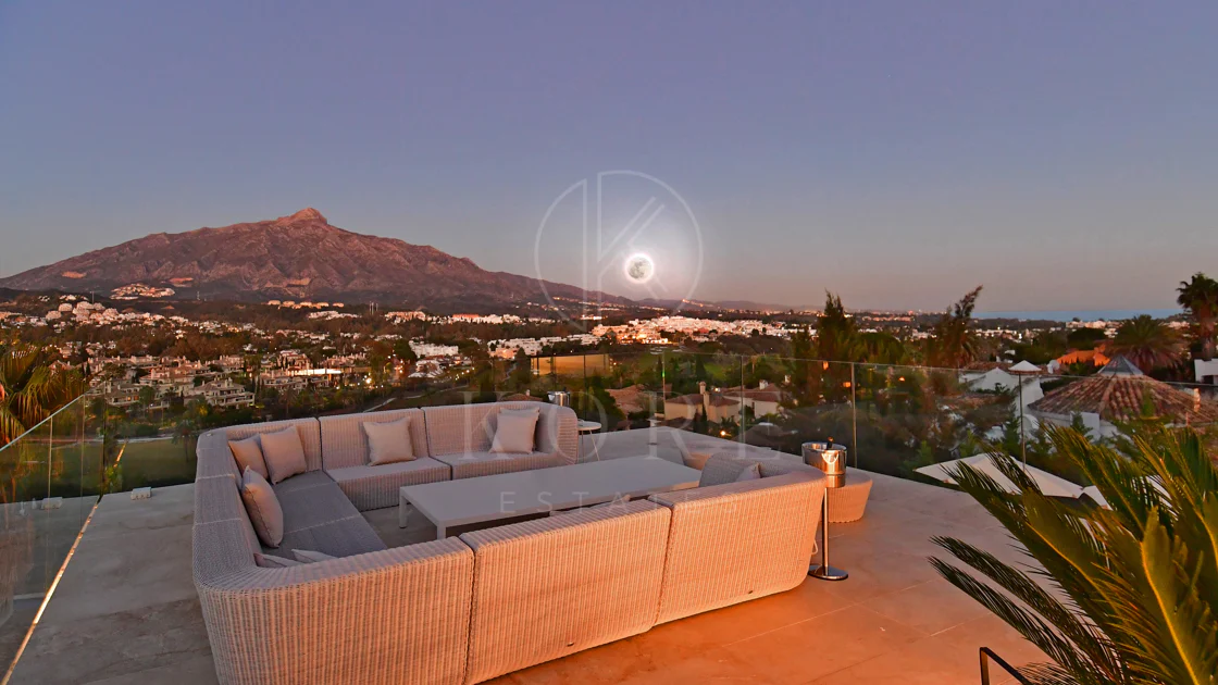 Fully renovated villa with panoramic mountain views situated next to Los Naranjos