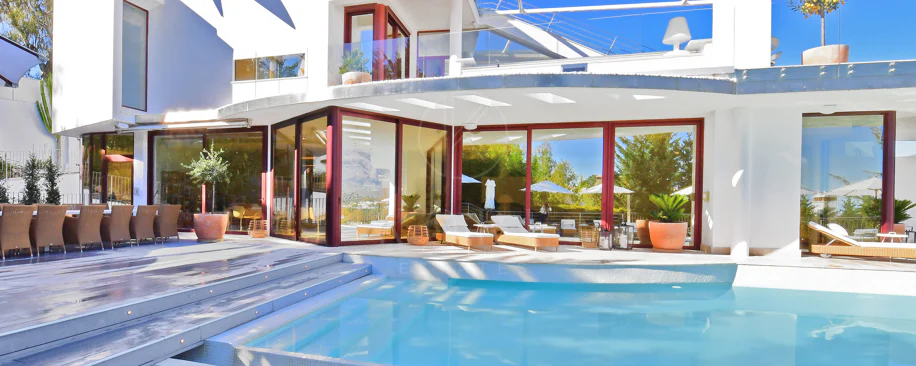 Fully renovated villa with panoramic mountain views situated next to Los Naranjos