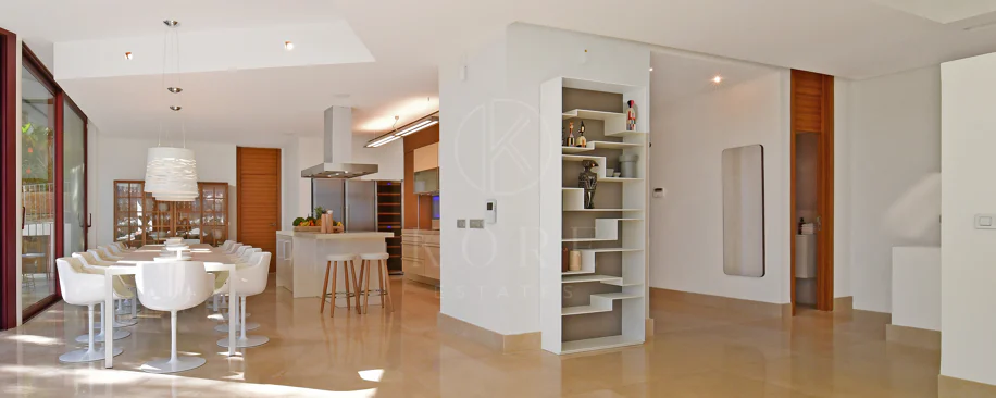Fully renovated villa with panoramic mountain views situated next to Los Naranjos