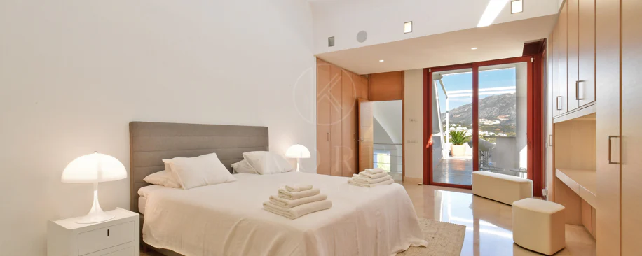 Fully renovated villa with panoramic mountain views situated next to Los Naranjos