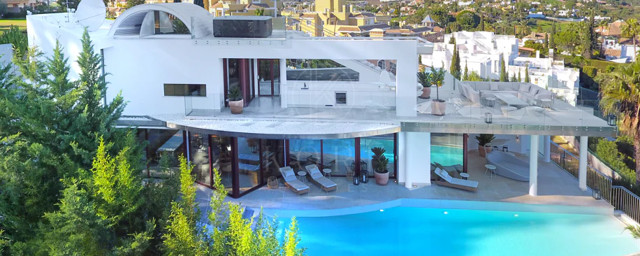 Fully renovated villa with panoramic mountain views situated next to Los Naranjos