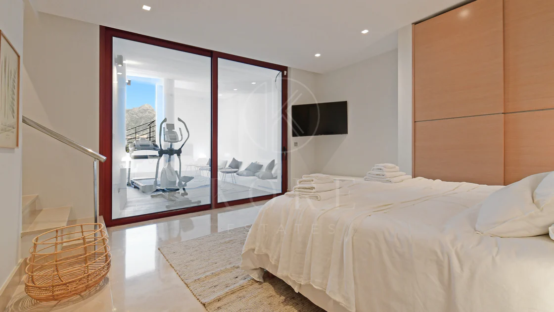 Fully renovated villa with panoramic mountain views situated next to Los Naranjos