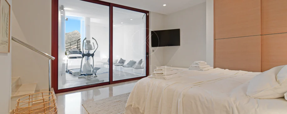 Fully renovated villa with panoramic mountain views situated next to Los Naranjos