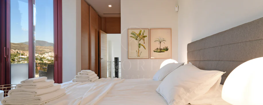 Fully renovated villa with panoramic mountain views situated next to Los Naranjos