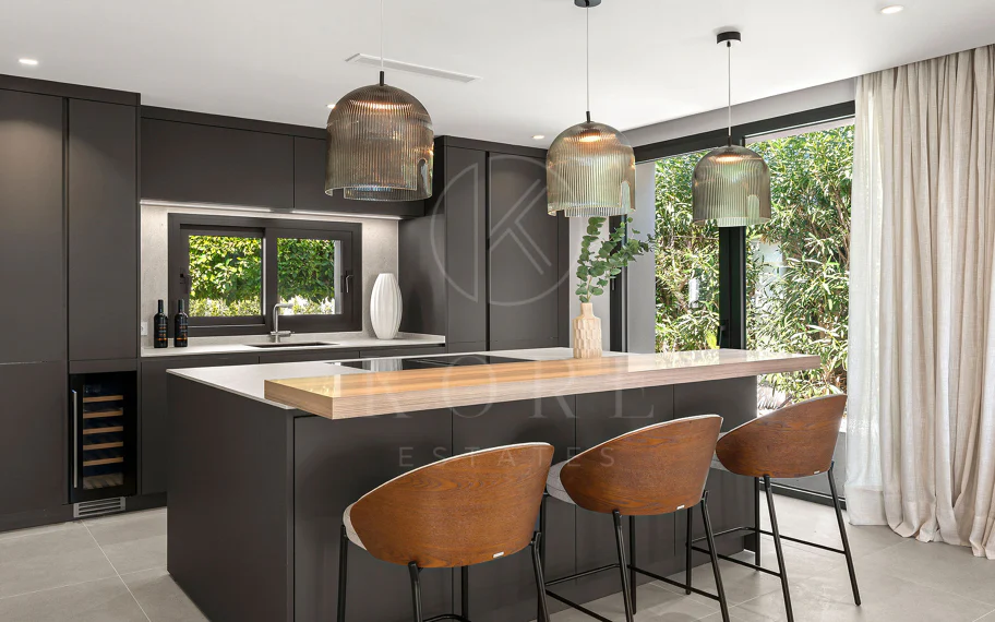 Bienvenido a Villa Rosalia — Un Retiro Refinado en Nueva Andalucía, Marbella