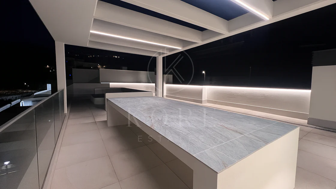 Lujoso Dúplex con Piscina Privada y Vistas Panorámicas – La Alborada, Benahavís.