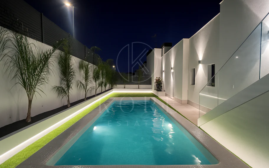 Lujoso Dúplex con Piscina Privada y Vistas Panorámicas – La Alborada, Benahavís.