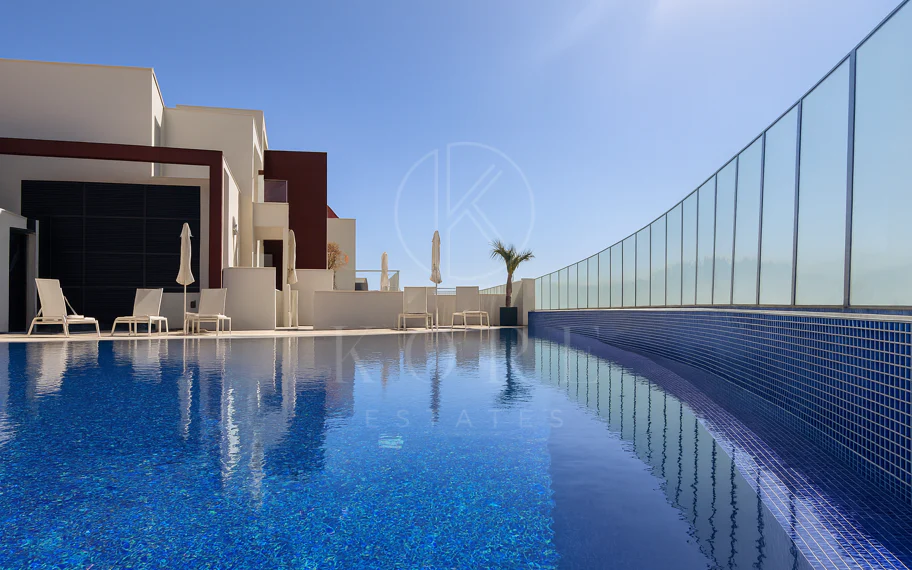 Lujoso Dúplex con Piscina Privada y Vistas Panorámicas – La Alborada, Benahavís.