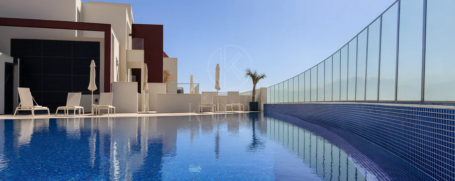 Lujoso Dúplex con Piscina Privada y Vistas Panorámicas – La Alborada, Benahavís.