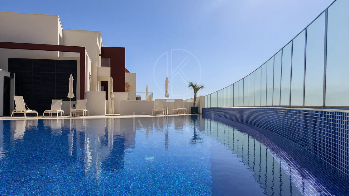 Lujoso Dúplex con Piscina Privada y Vistas Panorámicas – La Alborada, Benahavís.