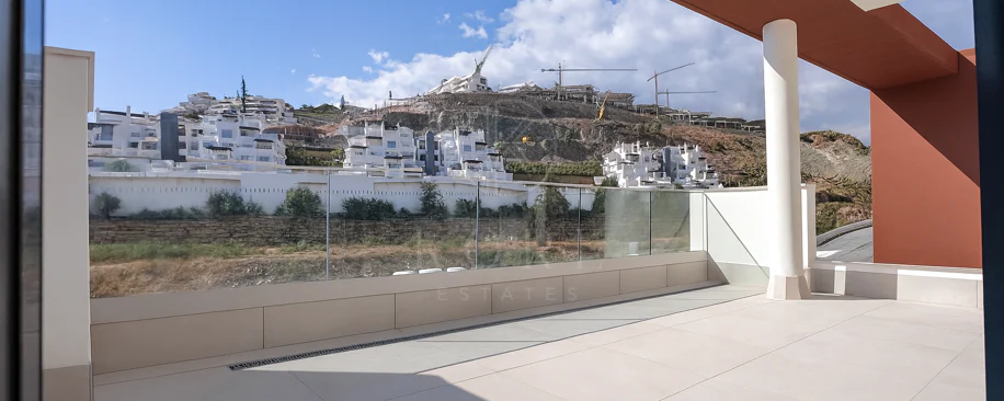 Lujoso Dúplex con Piscina Privada y Vistas Panorámicas – La Alborada, Benahavís.