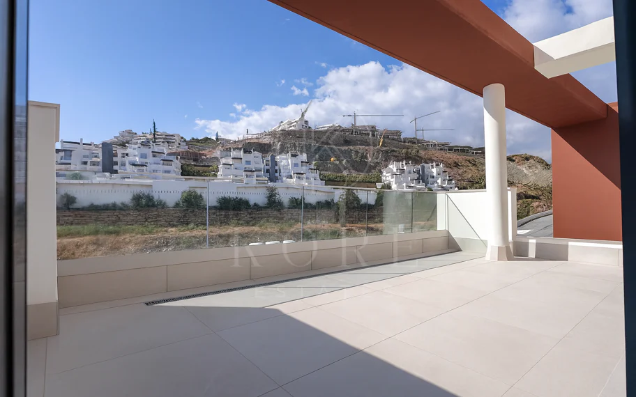 Lujoso Dúplex con Piscina Privada y Vistas Panorámicas – La Alborada, Benahavís.