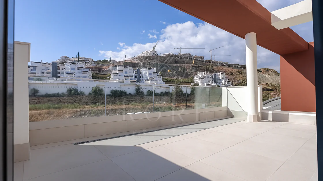 Lujoso Dúplex con Piscina Privada y Vistas Panorámicas – La Alborada, Benahavís.
