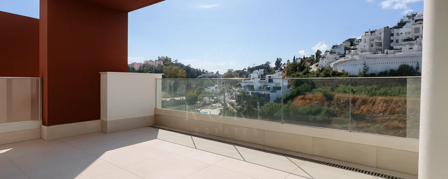Lujoso Dúplex con Piscina Privada y Vistas Panorámicas – La Alborada, Benahavís.