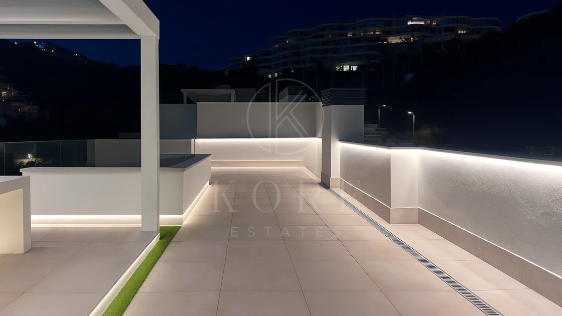 Lujoso Dúplex con Piscina Privada y Vistas Panorámicas – La Alborada, Benahavís.
