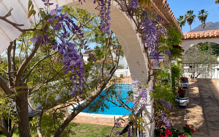 Encantadora villa con vistas panorámicas al mar en Puerto Romano, Estepona