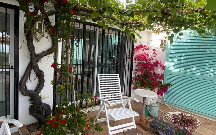 Encantadora villa con vistas panorámicas al mar en Puerto Romano, Estepona