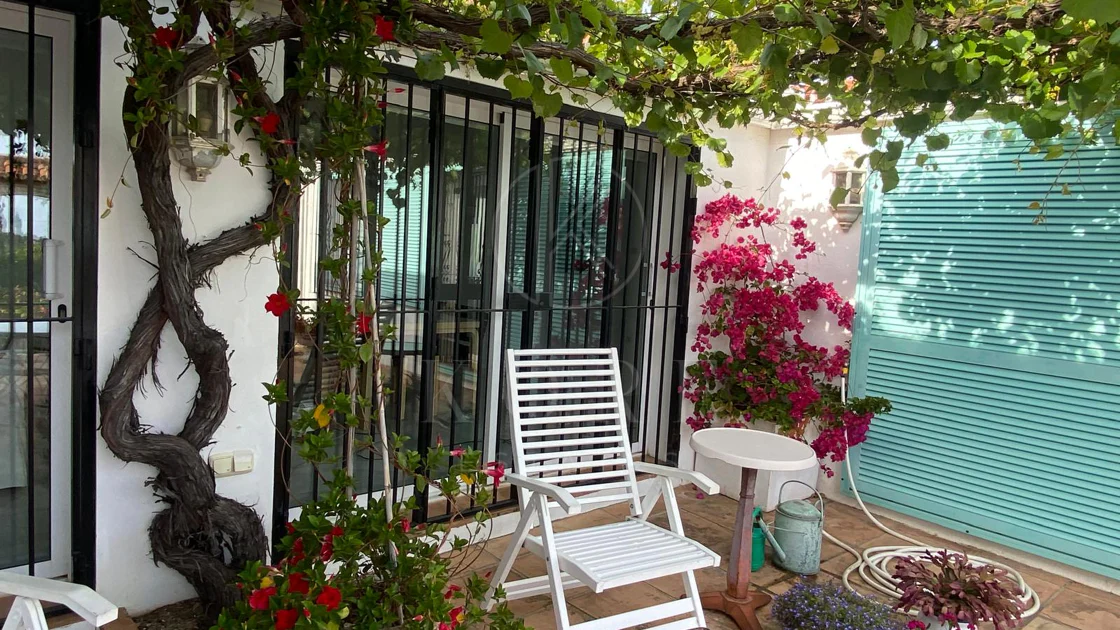 Encantadora villa con vistas panorámicas al mar en Puerto Romano, Estepona