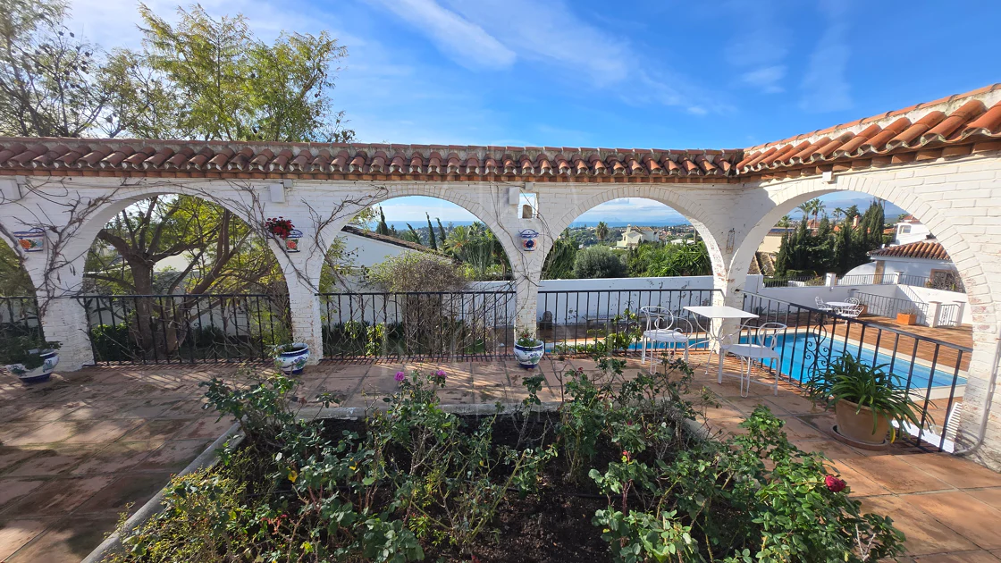 Encantadora villa con vistas panorámicas al mar en Puerto Romano, Estepona