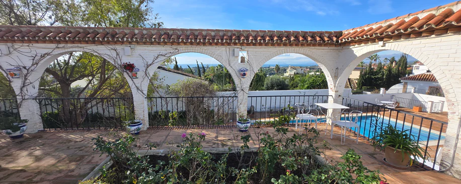 Encantadora villa con vistas panorámicas al mar en Puerto Romano, Estepona