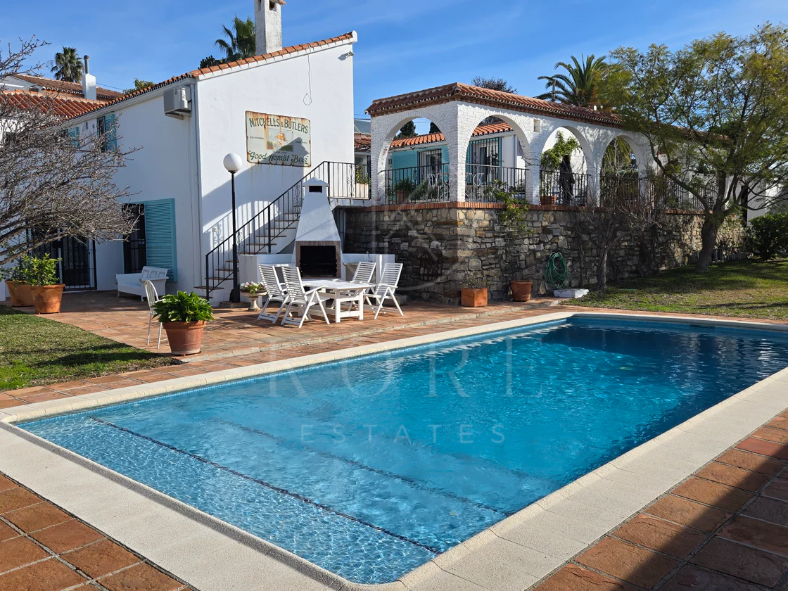 Encantadora villa con vistas panorámicas al mar en Puerto Romano, Estepona