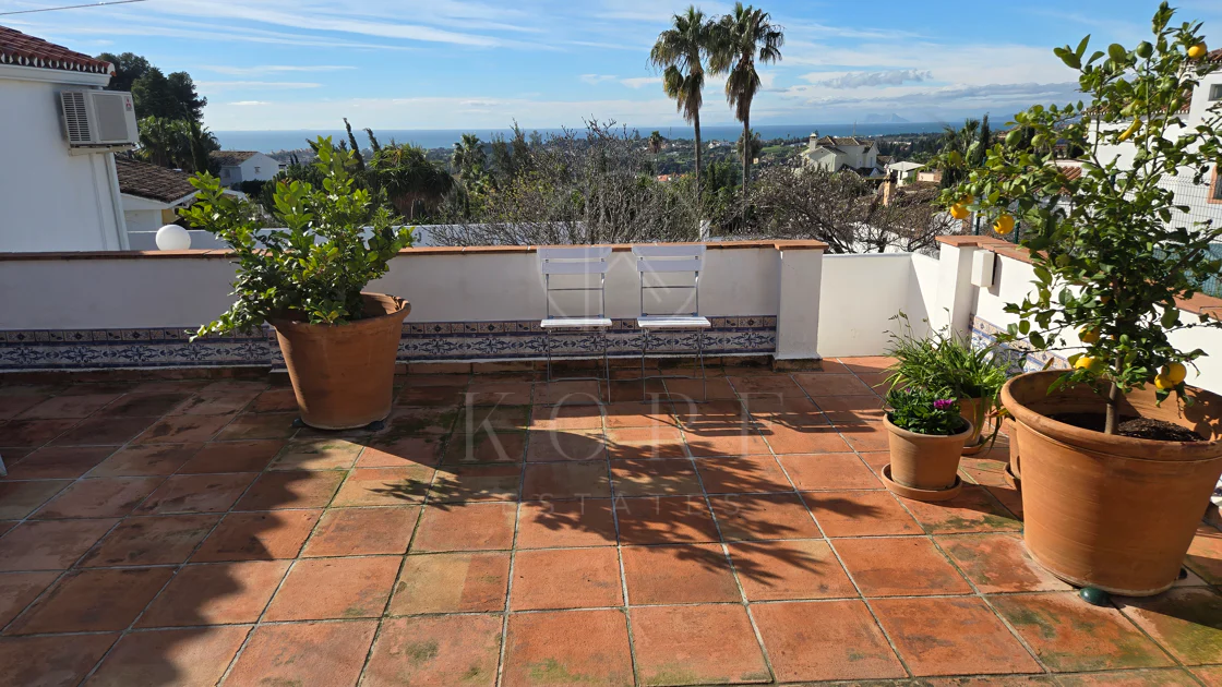 Encantadora villa con vistas panorámicas al mar en Puerto Romano, Estepona