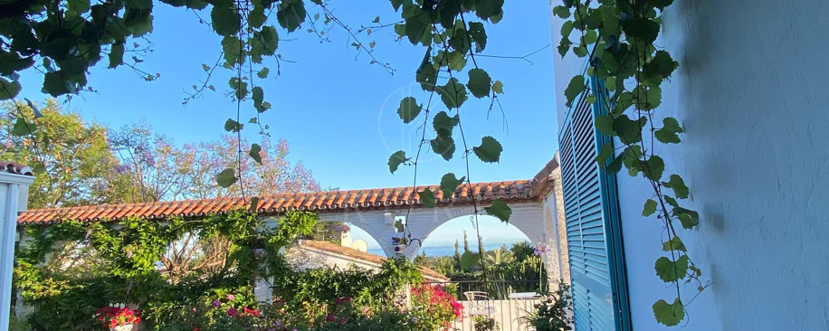 Encantadora villa con vistas panorámicas al mar en Puerto Romano, Estepona