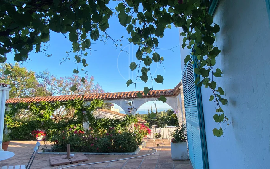 Encantadora villa con vistas panorámicas al mar en Puerto Romano, Estepona