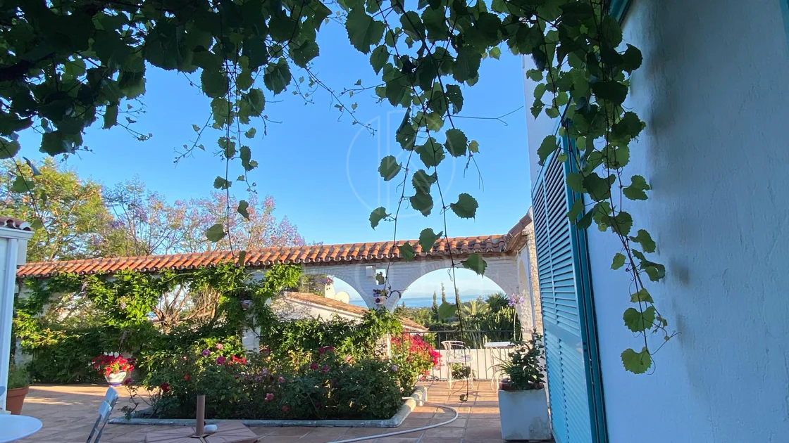 Encantadora villa con vistas panorámicas al mar en Puerto Romano, Estepona