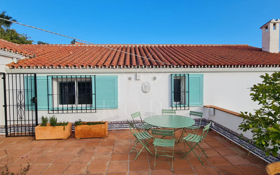 Encantadora villa con vistas panorámicas al mar en Puerto Romano, Estepona