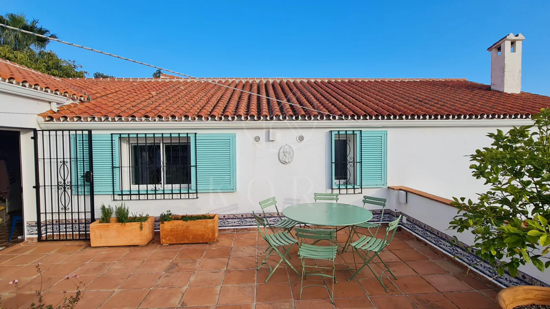 Encantadora villa con vistas panorámicas al mar en Puerto Romano, Estepona
