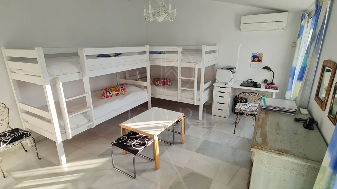 Encantadora villa con vistas panorámicas al mar en Puerto Romano, Estepona
