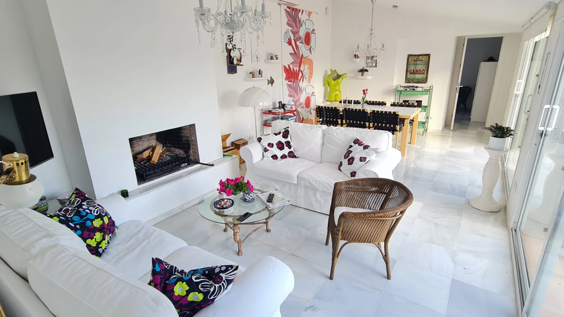 Encantadora villa con vistas panorámicas al mar en Puerto Romano, Estepona