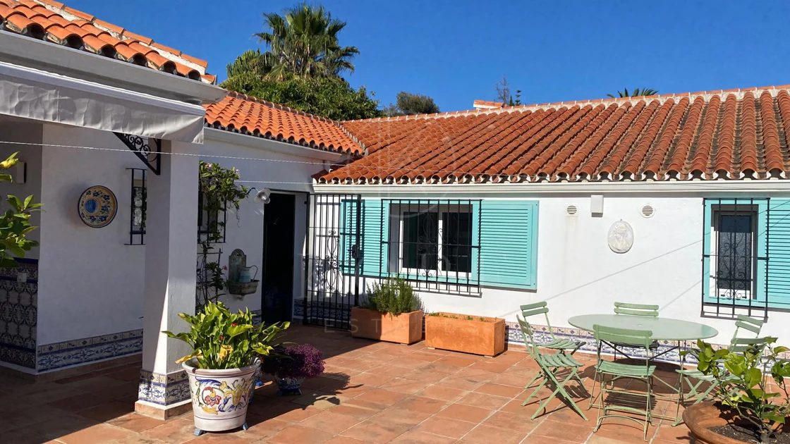 Encantadora villa con vistas panorámicas al mar en Puerto Romano, Estepona