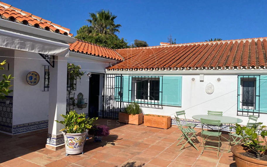 Encantadora villa con vistas panorámicas al mar en Puerto Romano, Estepona
