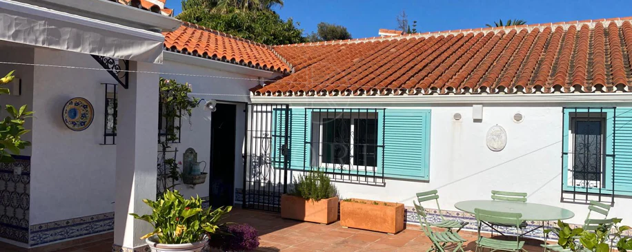 Encantadora villa con vistas panorámicas al mar en Puerto Romano, Estepona