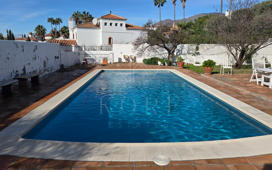 Encantadora villa con vistas panorámicas al mar en Puerto Romano, Estepona