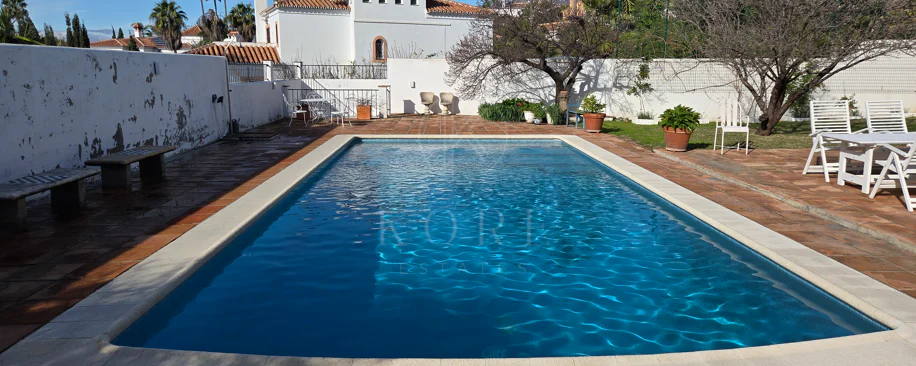 Encantadora villa con vistas panorámicas al mar en Puerto Romano, Estepona