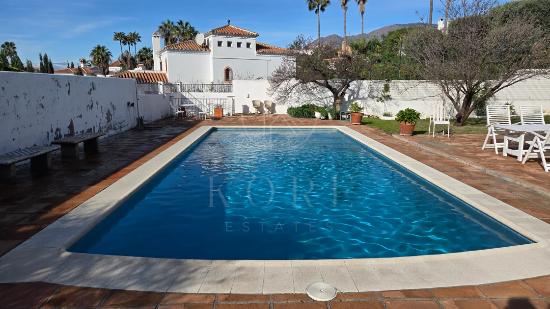 Encantadora villa con vistas panorámicas al mar en Puerto Romano, Estepona