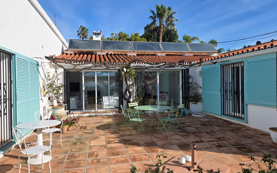 Encantadora villa con vistas panorámicas al mar en Puerto Romano, Estepona