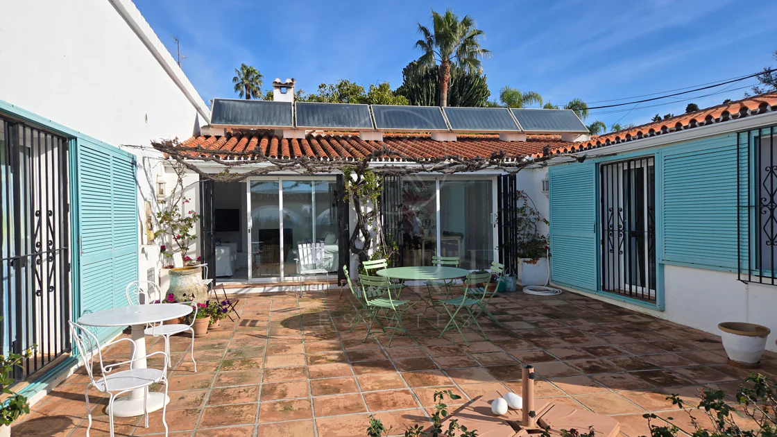 Encantadora villa con vistas panorámicas al mar en Puerto Romano, Estepona