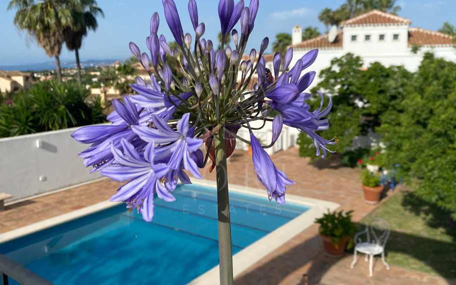 Encantadora villa con vistas panorámicas al mar en Puerto Romano, Estepona