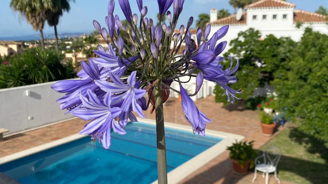 Encantadora villa con vistas panorámicas al mar en Puerto Romano, Estepona