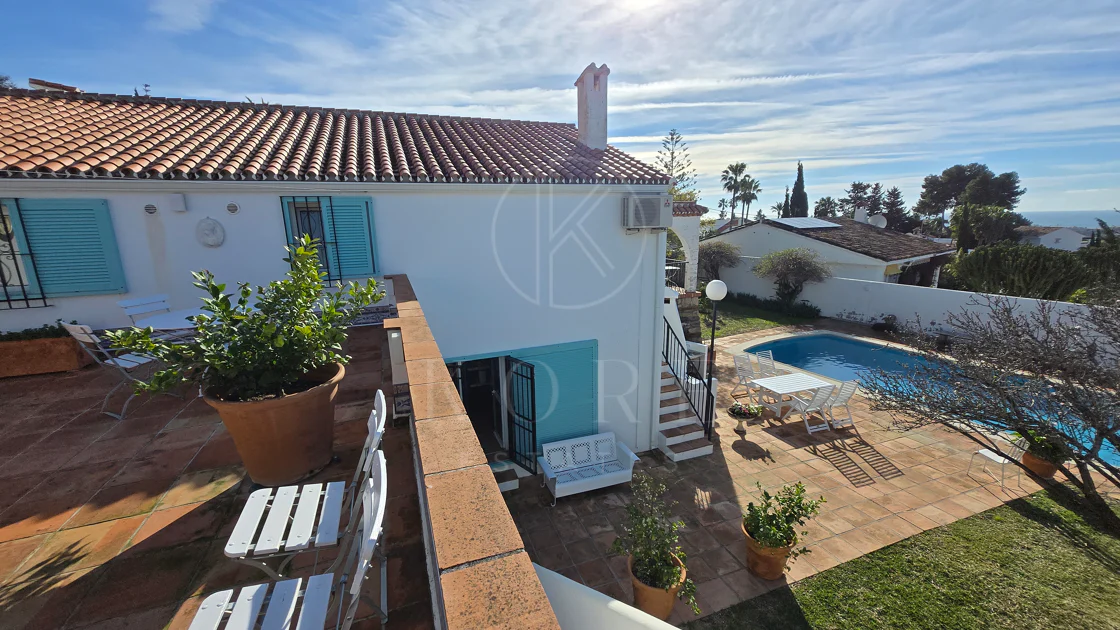 Encantadora villa con vistas panorámicas al mar en Puerto Romano, Estepona