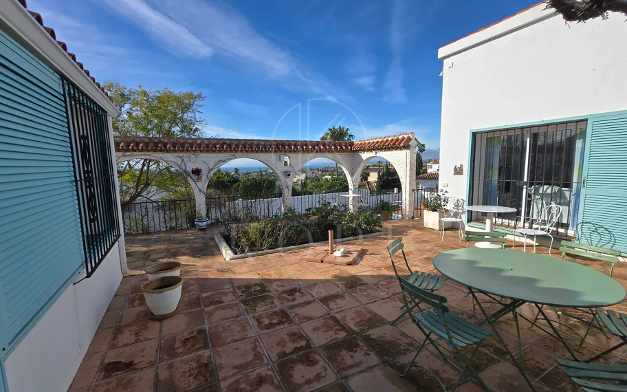 Encantadora villa con vistas panorámicas al mar en Puerto Romano, Estepona