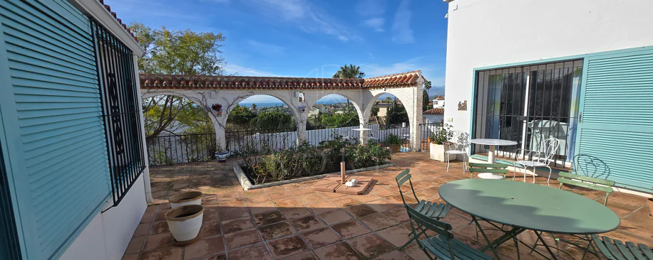 Encantadora villa con vistas panorámicas al mar en Puerto Romano, Estepona
