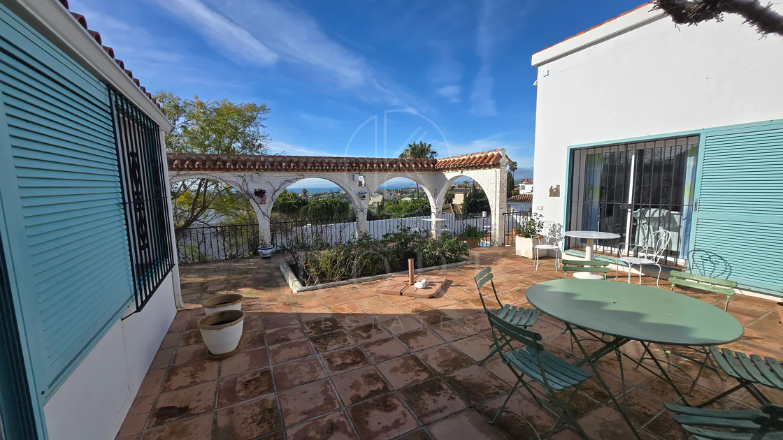 Encantadora villa con vistas panorámicas al mar en Puerto Romano, Estepona