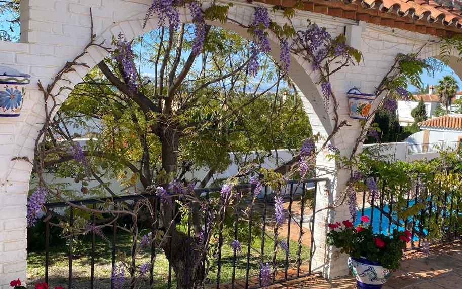 Encantadora villa con vistas panorámicas al mar en Puerto Romano, Estepona