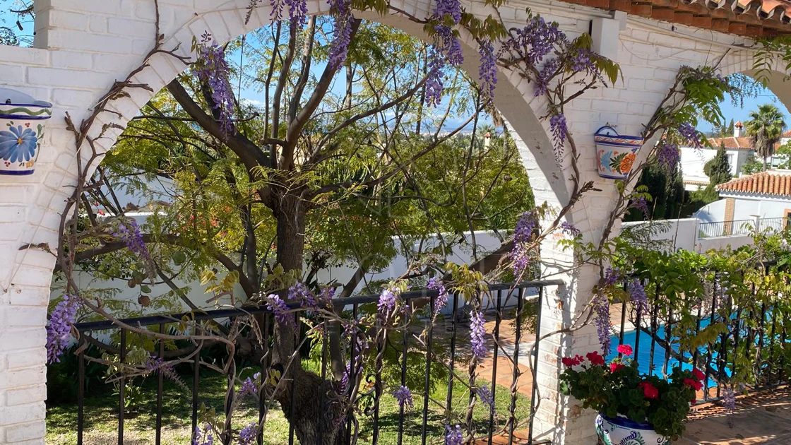 Encantadora villa con vistas panorámicas al mar en Puerto Romano, Estepona