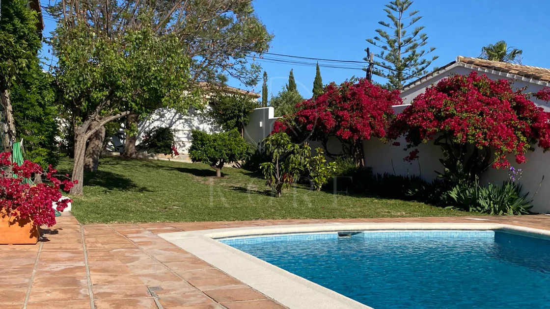 Encantadora villa con vistas panorámicas al mar en Puerto Romano, Estepona